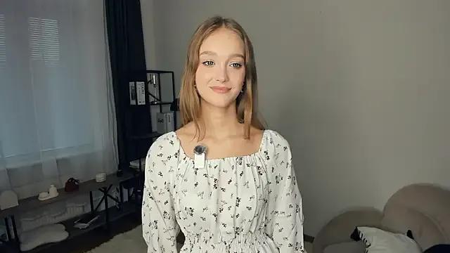 Slutty SerrenaAa wants you to fuck her body now SerrenaAa from StripChat