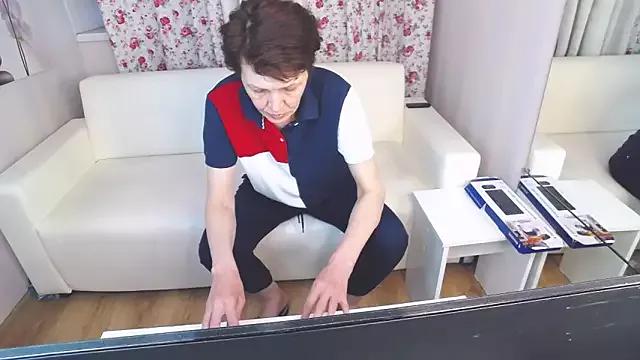 SilviaHart on StripChat 