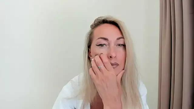 StarryHanna on StripChat 