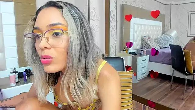 TaraaHot on StripChat 