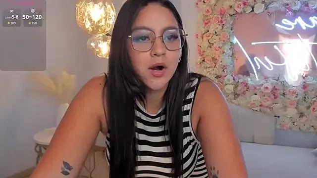 ToriCrossX on StripChat 