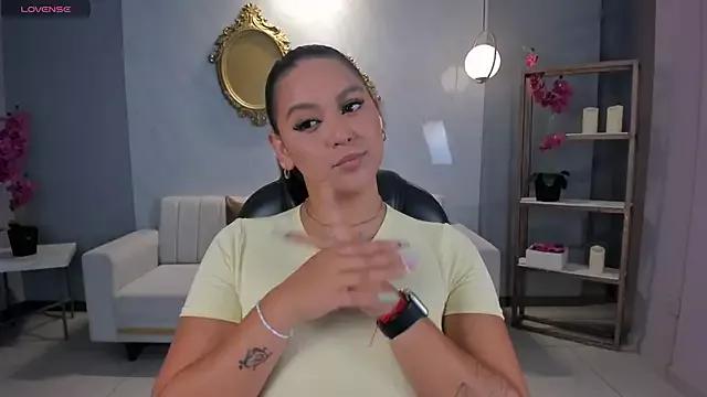 ToriCrossX on StripChat 