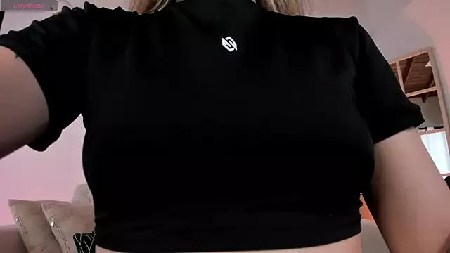 ViolettHansson on StripChat 